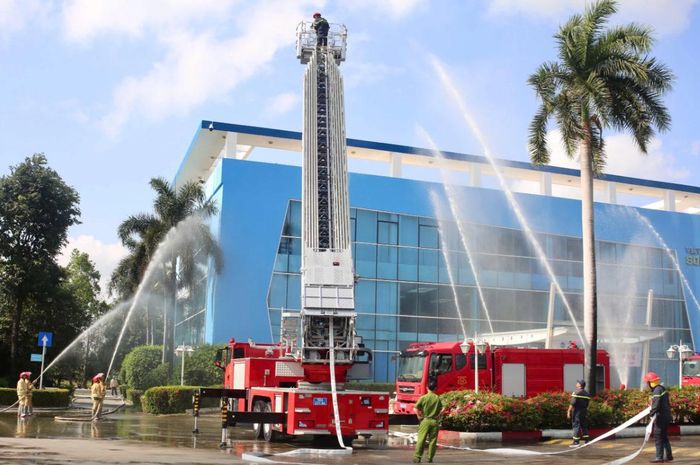 Công an TPHCM tổ chức diễn tập chữa cháy nhà cao tầng
