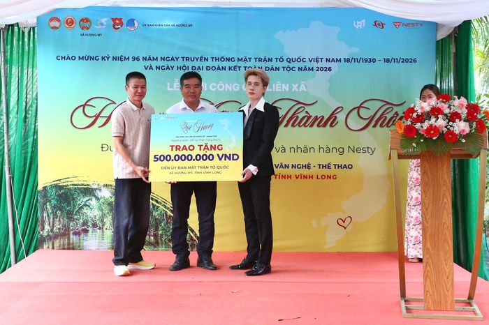 Ca sĩ Jack - J97 và nhà sáng lập thương hiệu Nesty trao bảng tượng trưng số tiền xây cầu nông thôn