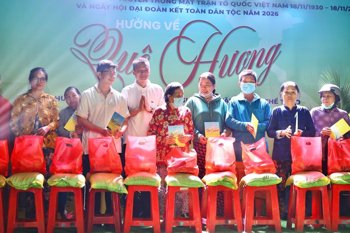 Người dân có hoàn cảnh khó khăn xúc động nhận những phần quà thiết thực được trao tặng