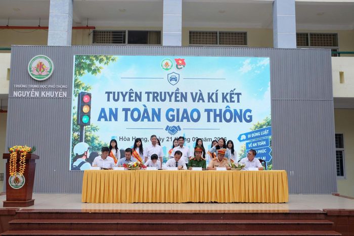 Nhà trường cùng Đội CSGT Bàn Cờ ký kết biên bản ghi nhớ phối hợp tuyên truyền TTATGT