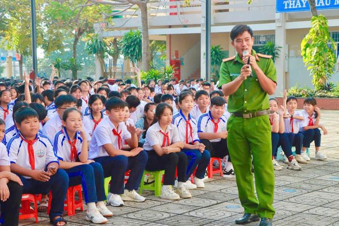 Cán bộ Công an xã Đất Đỏ tuyên truyền cho cán bộ, giáo viên và học sinh những kiến thức cơ bản về ma túy, tác hại của các chất gây nghiện