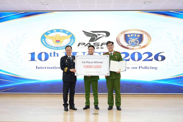 Ban Tổ chức trao giải Nhất cho đội tuyển Học viện CSND Việt Nam.