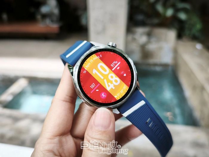 Cùng với phiên bản tiêu chuẩn 41mm, Huawei cũng mang đến 2 phiên bản khác là phiên bản HUAWEI WATCH GT 7 46mm và phiên bản HUAWEI WATCH GT 7 Pro với kích thước mặt đồng hồ lớn 46mm cùng dây đeo cao su tổng hợp