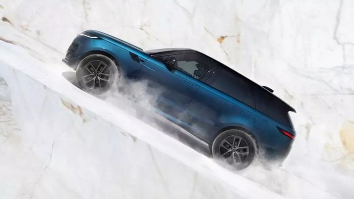 Range Rover Sport Electric có thể lội nước sâu tới 900 mm và chinh phục độ dốc 45 độ. Ảnh: Jaguar Land Rover.