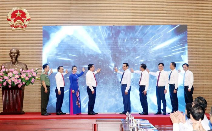 Các đại biểu ấn nút vận hành thử nghiệm Kho dữ liệu dùng chung và Nền tảng phân tích, điều hành tỉnh Nghệ An. (Ảnh: NAG)