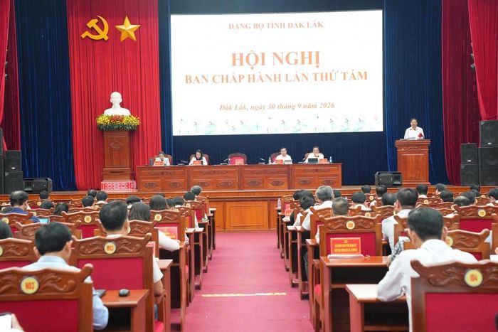 Toàn cảnh Hội nghị Bao chấp hành lần thứ Tám.