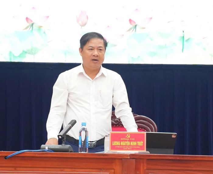 Ông Lương Nguyễn Minh Triết, Ủy viên Ban Chấp hành Trung ương Đảng, Bí thư Tỉnh ủy, Trưởng Đoàn đại biểu Quốc hội tỉnh, phát biểu tại Hội nghị.