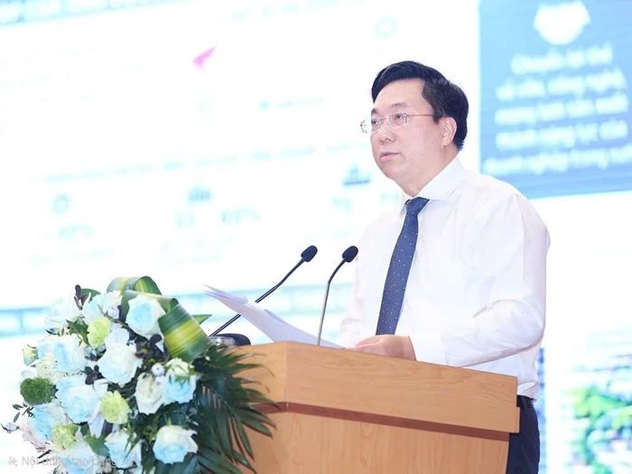 Chủ tịch UBND tỉnh Trần Duy Đông tham luận tại Hội thảo.
