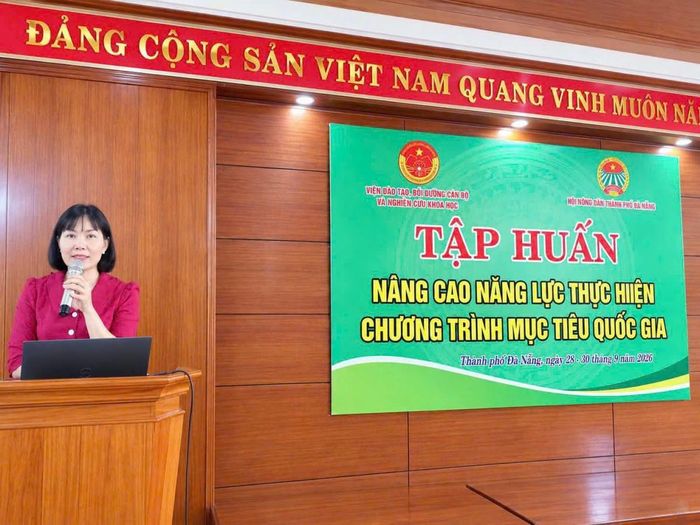Bà Lê Thị Minh Tâm, Chủ tịch Hội Nông dân TP Đà Nẵng, chia sẻ nội dung tại lớp tập huấn.
