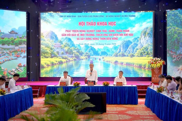 Các đồng chí chủ trì hội thảo: Ngô Đông Hải, Phó Trưởng ban Tuyên giáo Trung ương; Trần Huy Tuấn, Bí thư Tỉnh ủy Ninh Bình; Nguyễn Tuấn Quang, Cục trưởng Cục Biến đổi khí hậu, Bộ Nông nghiệp và Môi trường.