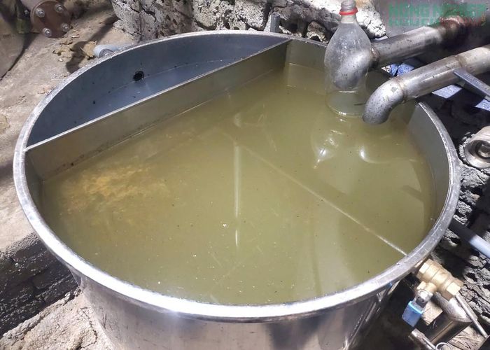 HTX đưa toàn bộ nguyên liệu vào hệ thống chưng cất để tạo ra sản phẩm tinh dầu, qua đó gia tăng giá trị sản phẩm nông nghiệp.