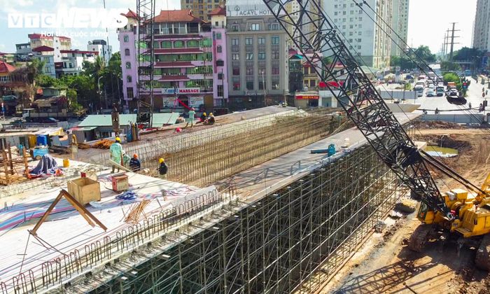Từ khu vực đường dẫn vốn nằm dang dở nhiều năm, những kết cấu mới đang tiếp tục được thi công. Các đơn vị triển khai đồng thời phần cầu, đường và hệ thống hạ tầng kỹ thuật, hướng tới mục tiêu hoàn thành công trình trước ngày 31/12/2026.