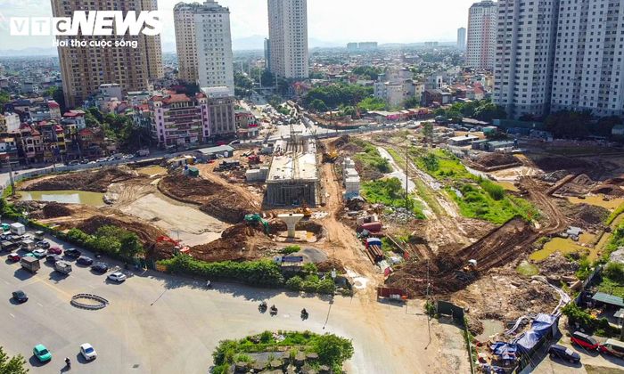 Phần lớn các hạng mục của dự án đã hoàn thành và đưa vào khai thác từ nhiều năm trước. Riêng nút giao Phạm Tu - đường 70 từng phải dừng thi công từ năm 2018 do chưa hoàn tất giải phóng mặt bằng. Trong thời gian hạng mục này đình trệ, phần đường dẫn cầu vượt đã được xây dựng nhưng công trình chưa thể nối thông. Các phương tiện vẫn phải đi qua tuyến đường nhỏ bên cạnh, trong khi lượng xe qua khu vực ngày càng lớn. Đến tháng 5/2026, những vướng mắc cuối cùng về mặt bằng được tháo gỡ. 