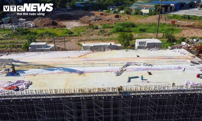 Theo thiết kế, nút giao gồm cầu vượt trực thông kết hợp đảo xuyến, cùng hệ thống vỉa hè, cây xanh và các hạng mục hạ tầng kỹ thuật đồng bộ. Cầu vượt trực thông có chiều dài hơn 255m.