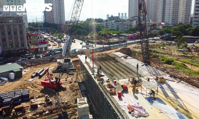 Theo ghi nhận của PV Báo Điện tử VTC News cuối tháng 9/2026, công trường nút giao Phạm Tu - đường 70 đang được triển khai với nhiều mũi thi công. Máy móc và nhân lực được huy động tại nhiều vị trí để đẩy nhanh tiến độ các hạng mục.