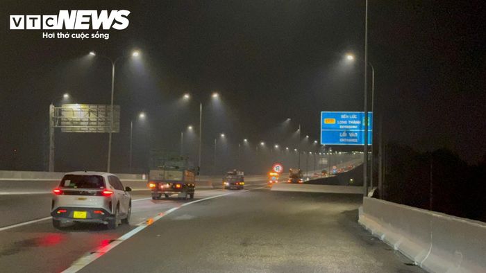Những phương tiện đầu tiên trên tuyến cao tốc Bến Lức - Long Thành. 
