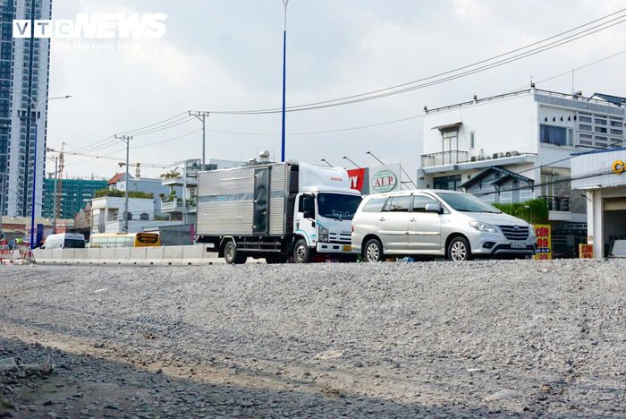 Đáng chú ý, sau khi nền đường được nâng cao, hàng loạt nhà dân, cửa hàng hai bên tuyến đường bỗng trở nên “lọt thỏm”. Có nơi mặt đường, miệng cống mới cao hơn nền nhà 1,5m.