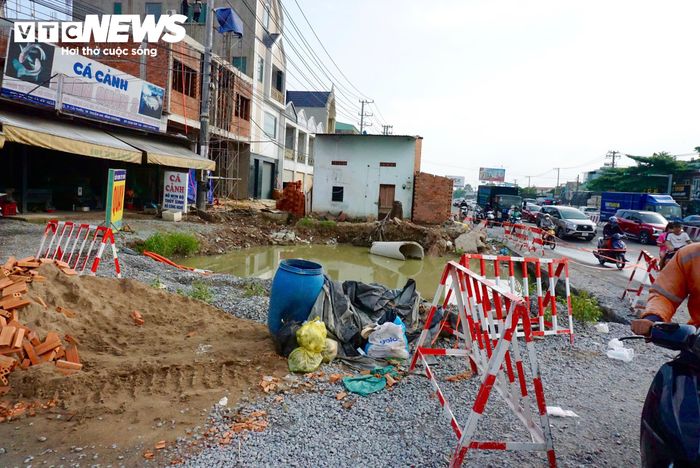 Bên cạnh những đoạn đang được đẩy nhanh thi công, dọc Quốc lộ 13 vẫn còn một số vị trí chưa hoàn tất giải phóng mặt bằng gây cản trở giao thông, ùn tắc vào giờ cao điểm. 