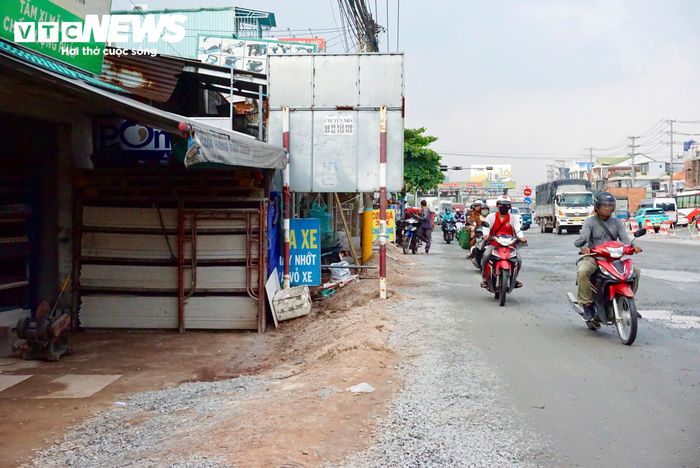 Trong thời gian công trình tiếp tục triển khai, hàng loạt hộ dân hai bên đường sẽ phải thích nghi với mặt bằng mới, đồng thời tính toán phương án cải tạo nhà cửa và lối ra vào sau khi cao độ tuyến đường được hoàn thiện.