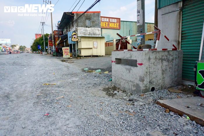 Các hố ga, cống thoát nước mới được xây dựng ở độ cao lớn hơn nền của một số căn nhà hiện hữu, có nơi cao hơn cả mét. 