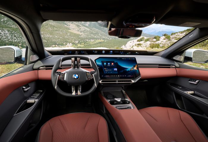 Khoang nội thất với hệ điều BMW Operating System X của 3 Series mới.