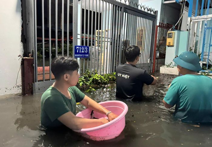 Nhiều nhà dân khu vực Thủ Đức cũ bị ngập do mưa lớn.