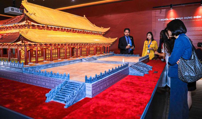 Hệ thống lan can đá trong phối cảnh cũng được nghiên cứu trên cơ sở so sánh với các công trình cùng thời, trong đó có bia Chiêu Lăng tại Lam Kinh, Thanh Hóa và chùa Bút Tháp