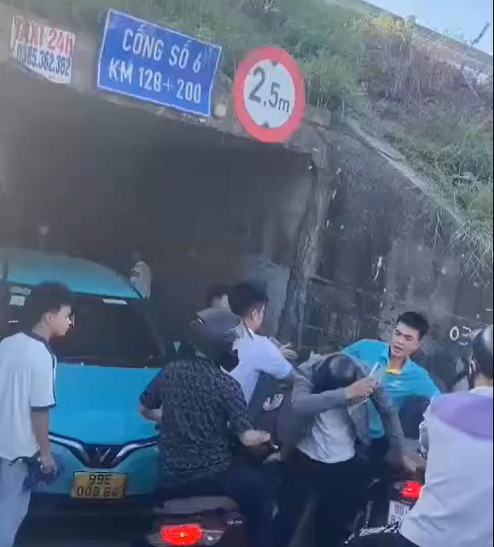 Hình ảnh ẩu đả giữa N.B. Dương và nam thanh niên được người dân ghi lại. (Ảnh cắt từ clip).