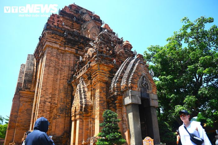 Trải qua hơn ngàn năm tuổi, công trình vẫn hiên ngang trường tồn với vẻ đẹp thâm trầm, vững chãi.