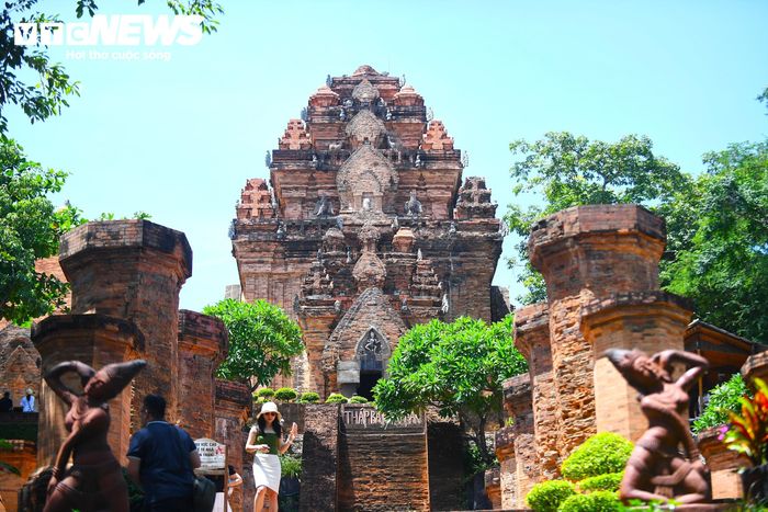 Tổng thể kiến trúc của Tháp Ponagar gồm 3 tầng, đi từ dưới lên trên. Tầng đầu tiên ngang mặt đất bằng là ngôi tháp cổng nhưng nay không còn nữa. Từ đó có những bậc thang bằng đá dẫn lên tầng giữa.