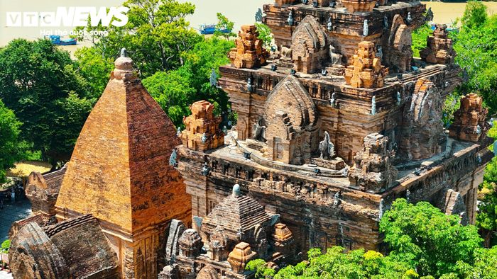 Theo Trung tâm Bảo tồn di tích tỉnh Khánh Hòa, vật liệu xây dựng Tháp Bà Ponagar là gạch nung. Các viên gạch liền mạch không để lộ chất kết dính, rất vững chãi.