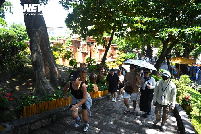Mỗi ngày, hàng ngàn du khách đổ về Tháp Bà Ponagar để chiêm ngưỡng, tham quan.