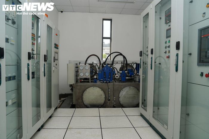 Khi mực nước triều trên sông Sài Gòn dâng cao, cửa van được nâng lên để ngăn nước triều xâm nhập vào hệ thống kênh rạch nội đô. Khi mực nước phía ngoài thấp hơn phía trong, cửa van hạ xuống để hỗ trợ thoát nước, duy trì dòng chảy và giao thông thủy.