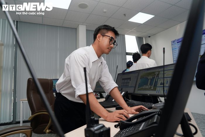 Bên trong công trình là hệ thống máy móc, thiết bị phục vụ vận hành, điều khiển và kiểm soát mực nước. Các hạng mục được đầu tư theo tiêu chuẩn hiện đại, đáp ứng yêu cầu vận hành tự động và giám sát theo thời gian thực.