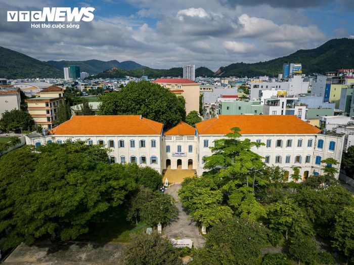 Theo tư liệu của trường Đại học Quy Nhơn, trước khi trở thành không gian học tập sôi nổi của nhiều thế hệ sinh viên, công trình này vốn là Đại chủng viện Quy Nhơn. Giữa sắc xanh mát của cây cối và gió biển, công trình trải qua gần một thế kỷ mang vẻ trầm mặc quyến rũ, thu hút đông đảo sinh viên lẫn du khách thập phương ghé thăm.