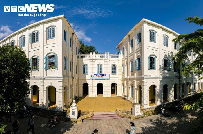 Năm 1975, công trình được chuyển giao cho Trường Đại học Sư phạm Quy Nhơn (tiền thân của Trường Đại học Quy Nhơn ngày nay) tiếp quản và cải tạo thành thư viện. Qua nhiều thập kỷ biến động, từng bức tường, từng chi tiết kiến trúc nơi đây vẫn vẹn nguyên sắc màu thời gian, lưu giữ trọn những giá trị lịch sử.