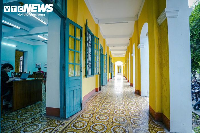 Những dãy hành lang rộng rãi, thanh thoát nhuốm màu xưa cũ, được bố trí cùng góc nhìn hướng ra khuôn viên xanh mát, giúp người học thư giãn và sáng tạo hơn trong quá trình đọc sách và nghiên cứu.
