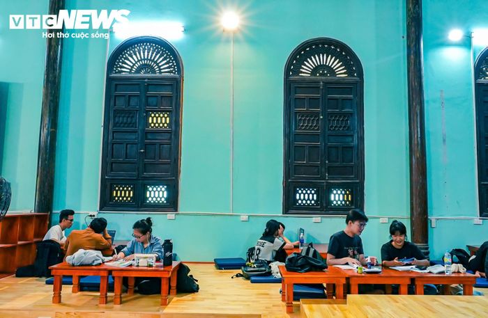 Hiện nay, Thư viện Đại học Quy Nhơn đang sở hữu kho tài liệu phong phú với gần 30.000 đầu sách, 5.500 luận văn, luận án và gần 90 đầu báo, tạp chí. Các khu vực chức năng như Phòng Đọc mở, Phòng Mượn, Phòng Tự học, Phòng sinh hoạt CLB Sách và Hành động... được bố trí khoa học. Những dãy bàn học rộng rãi đặt bên khung cửa sổ hướng ra khuôn viên xanh mát giúp người đọc và nghiên cứu tìm thấy nguồn cảm hứng.
