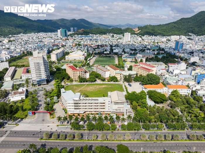 Nằm trên tuyến đường ven biển thơ mộng, đẹp nhất của phố biển Quy Nhơn (tỉnh Gia Lai), Thư viện Trường Đại học Quy Nhơn gần 100 tuổi không chỉ đơn thuần là kho tàng tri thức phục vụ giảng dạy, học tập thức mà còn là một biểu tượng văn hóa, lịch sử lâu đời và không gian kiến trúc độc đáo.