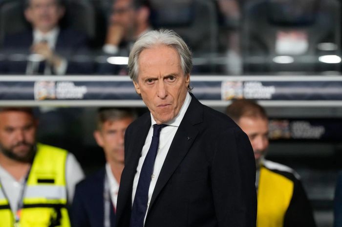 Jorge Jesus được mô tả mẫu HLV sống gần như hoàn toàn vì bóng đá, đòi hỏi cao và chú ý đến những chi tiết nhỏ nhất. (Ảnh: AP)