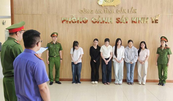 Các bị can bị khởi tố (Ảnh: Văn Chiểu)