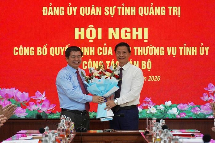 Phó Bí thư Thường trực Tỉnh ủy, Trưởng đoàn Đại biểu Quốc hội tỉnh Quảng Trị Trần Vũ Khiêm tặng hoa chúc mừng ông Vương Quốc Tuấn. (Ảnh: Xuân Diện)
