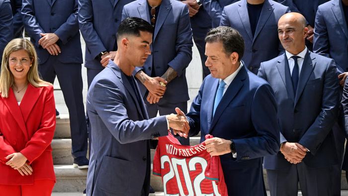 Cristiano Ronaldo tặng Thủ tướng Bồ Đào Nha Luis Montenegro chiếc áo đấu của đội tuyển quốc gia. (Ảnh: Athlon Sports)