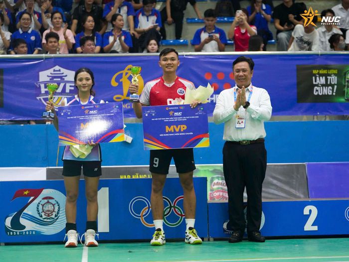 Lê Quang Tâm và Hồ Thị Kim Dung được trao danh hiệu MVP.