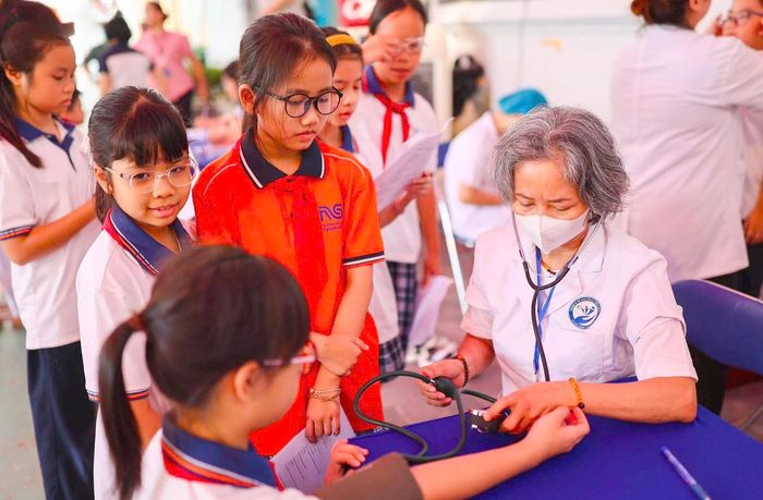 Khám sức khỏe định kỳ cho học sinh Trường Tiểu học Nguyễn Siêu tại Trạm Y tế phường Yên Hòa. Ảnh: Linh Khánh