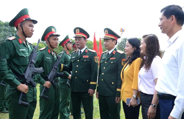 Lãnh đạo Bộ Tư lệnh Thủ đô Hà Nội động viên chiến sĩ mới của Trung đoàn 692 (Sư đoàn Bộ binh 301).