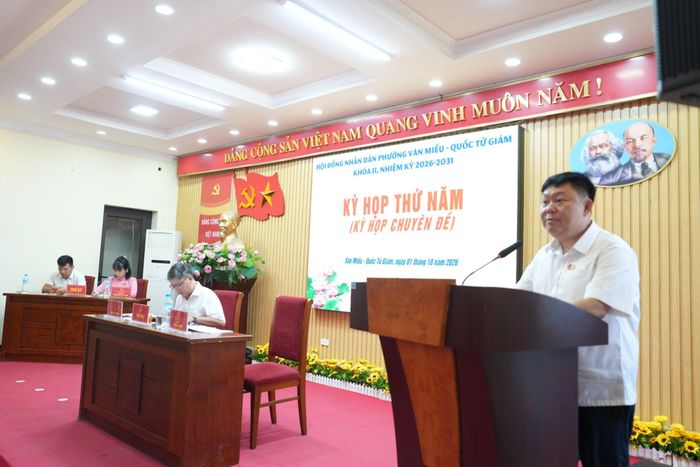 Phó Bí thư Thường trực Đảng ủy, Chủ tịch HĐND phường Văn Miếu - Quốc Tử Giám Trần Đức Hiếu phát biểu tại kỳ họp. Ảnh: Vân Hà