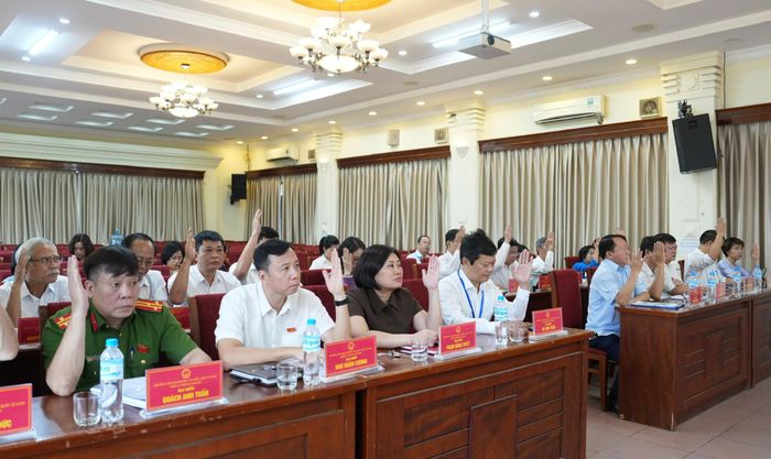 Các đại biểu HĐND phường biếu quyết thông qua nội dung nghị quyết tại kỳ họp. Ảnh: Vân Hà