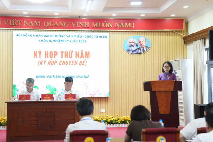 Ban Văn hóa - Xã hội HĐND phường trình bày báo cáo thẩm tra tờ trình của UBND phường. Ảnh: Vân Hà