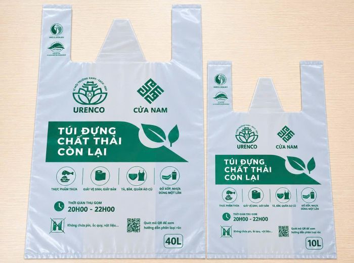 Túi tiêu chuẩn có dung tích 40L và 10L giúp các hộ dân phân loại rác hiệu quả. Ảnh: Thanh Hồng